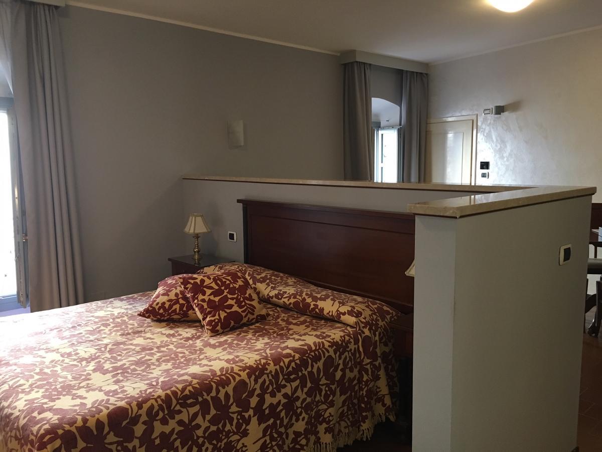 Alessi Hotel Trattoria Десенцано дел Гарда Екстериор снимка