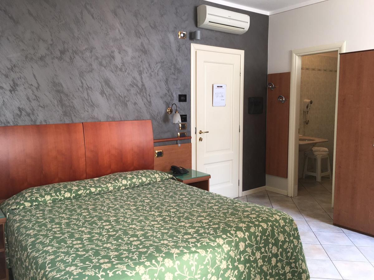 Alessi Hotel Trattoria Десенцано дел Гарда Екстериор снимка